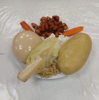 Assiette d’accompagnements avec alloco, riz, chou et carotte