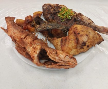 Assiette de poissons, poulet et alloco